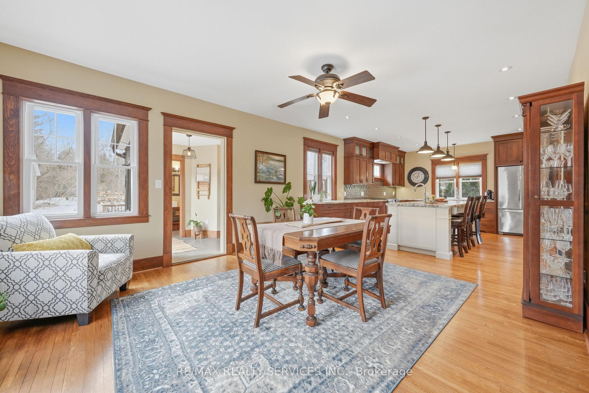 Dining to Kitchen