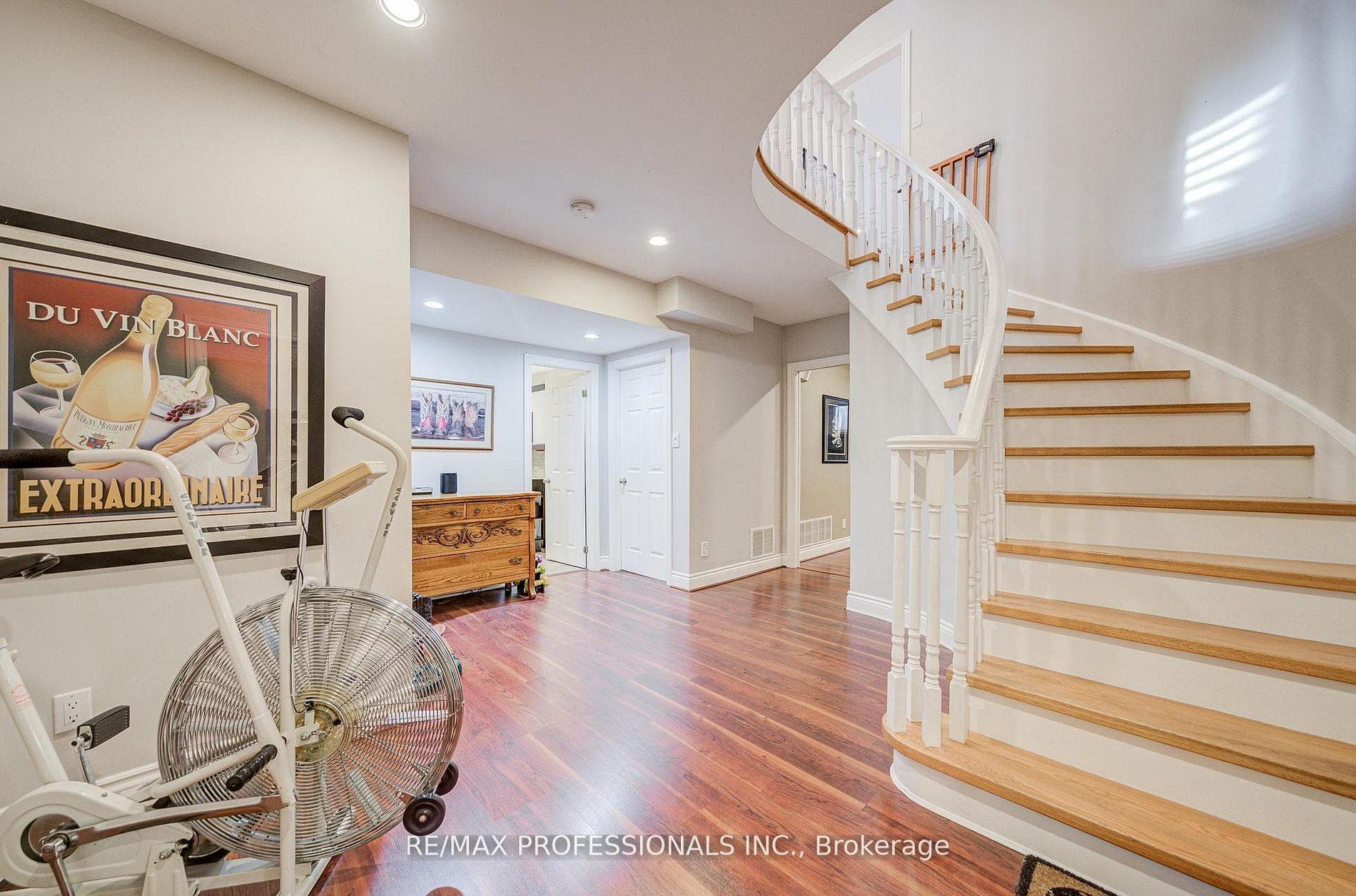 4662 Dundas Street photo 35