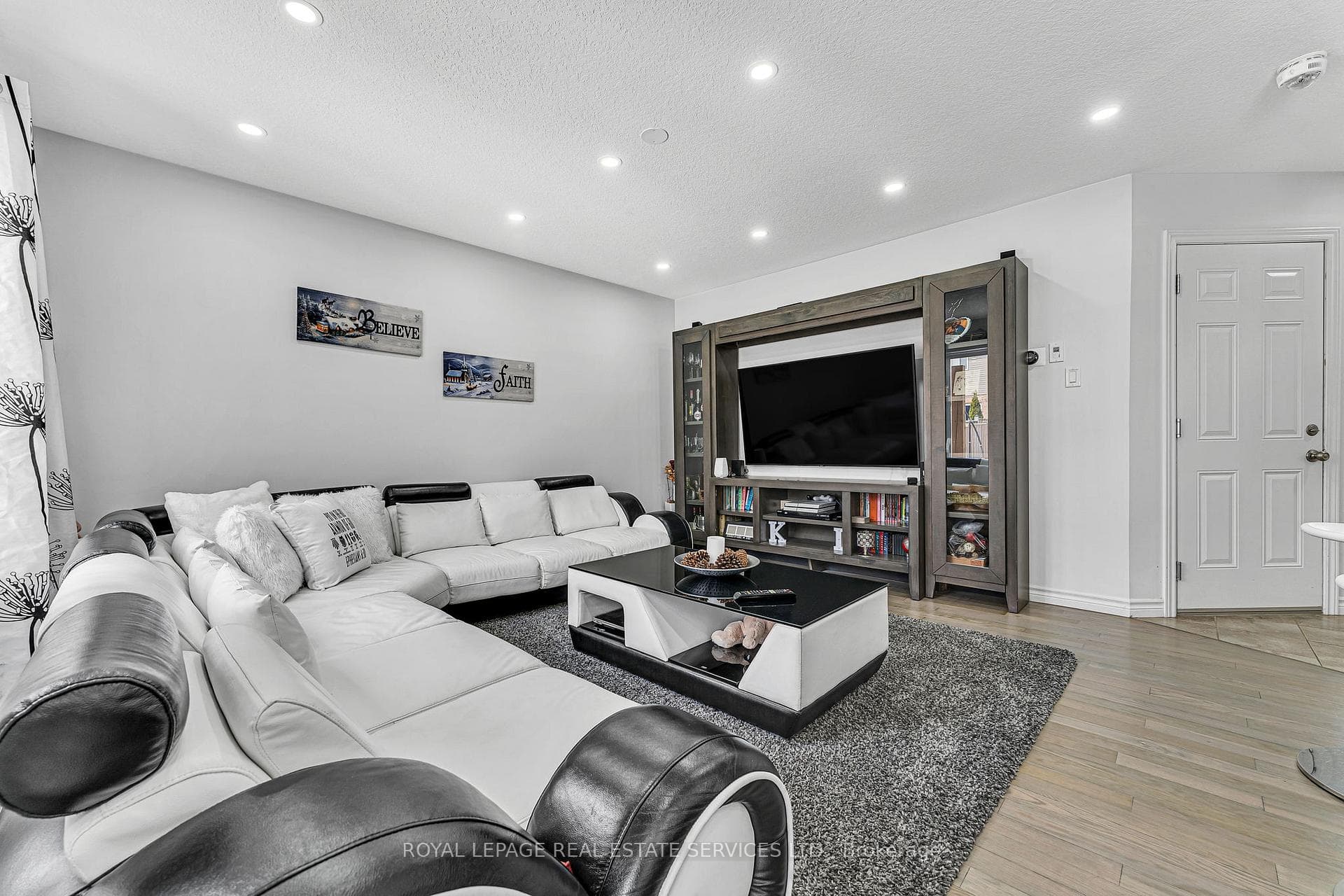 573 Forman Avenue photo 9