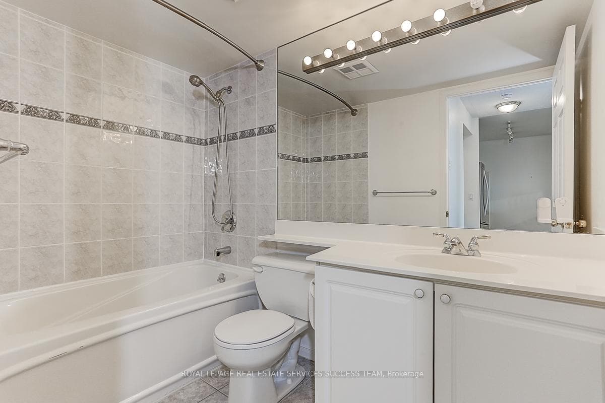 909 Bay Street Unit 409 photo 16