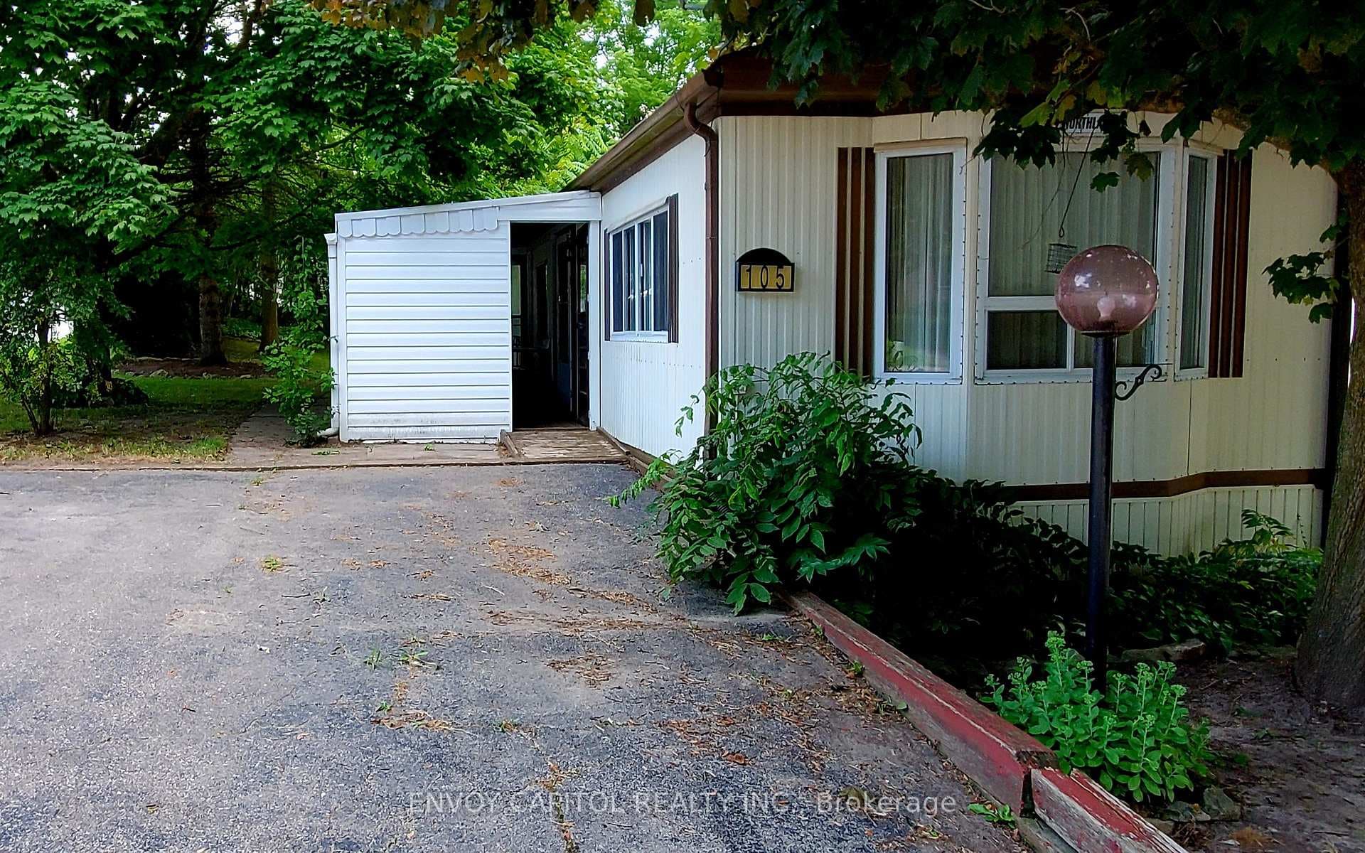 105 Maple Crescent photo 3