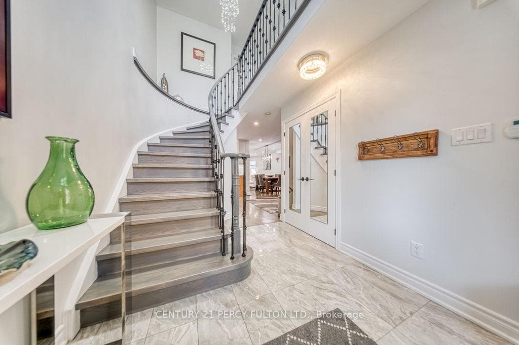 18 Booth Crescent photo 5