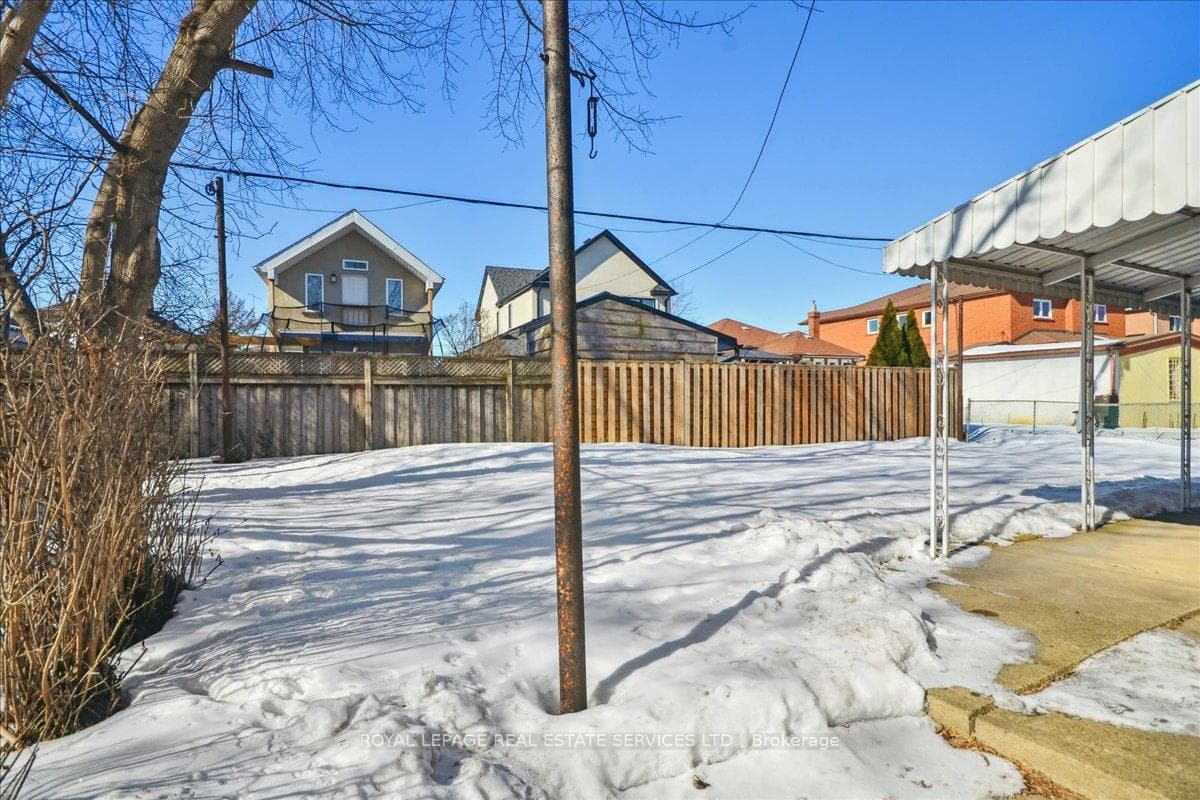 8 Arnold Avenue photo 36