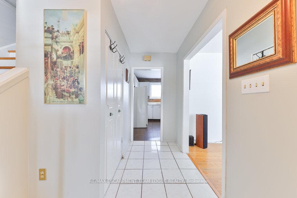 1292 Elgin Crescent photo 5
