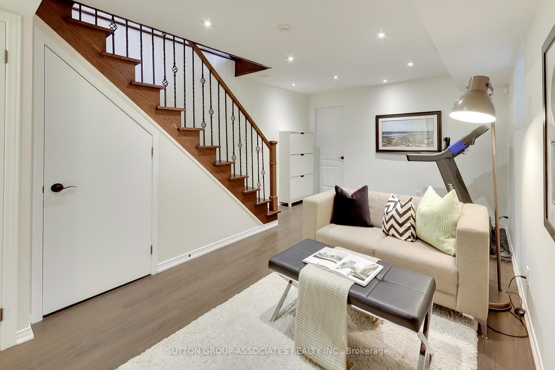 44 Corby Avenue photo 32