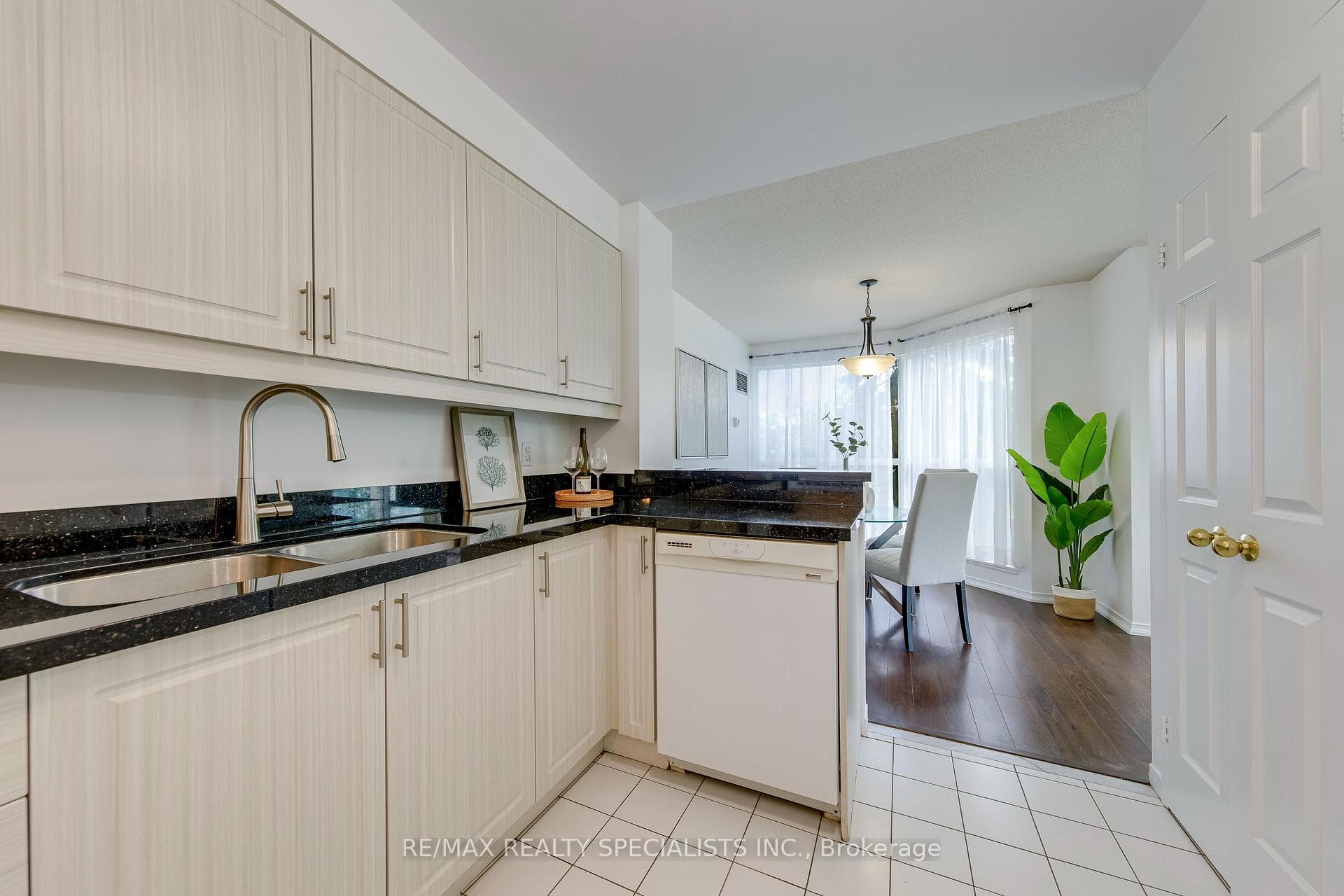 Open Concept Flow.. Great For Entertaining!