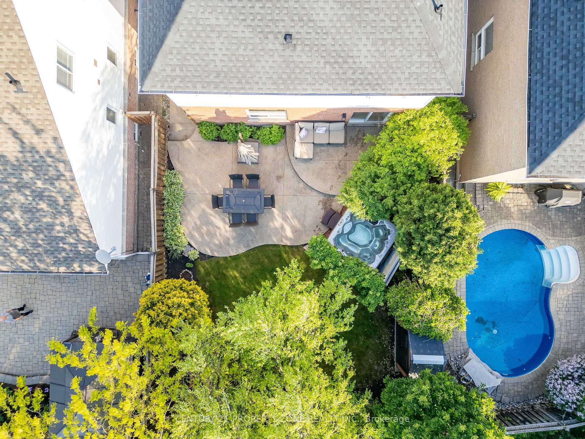 214 Ellis Crescent photo 38
