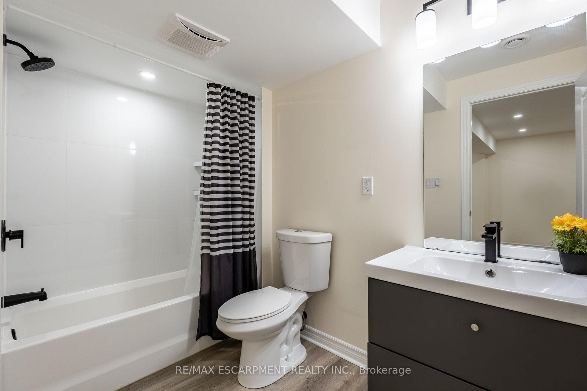 222 Fellowes Crescent Unit 17 photo 39