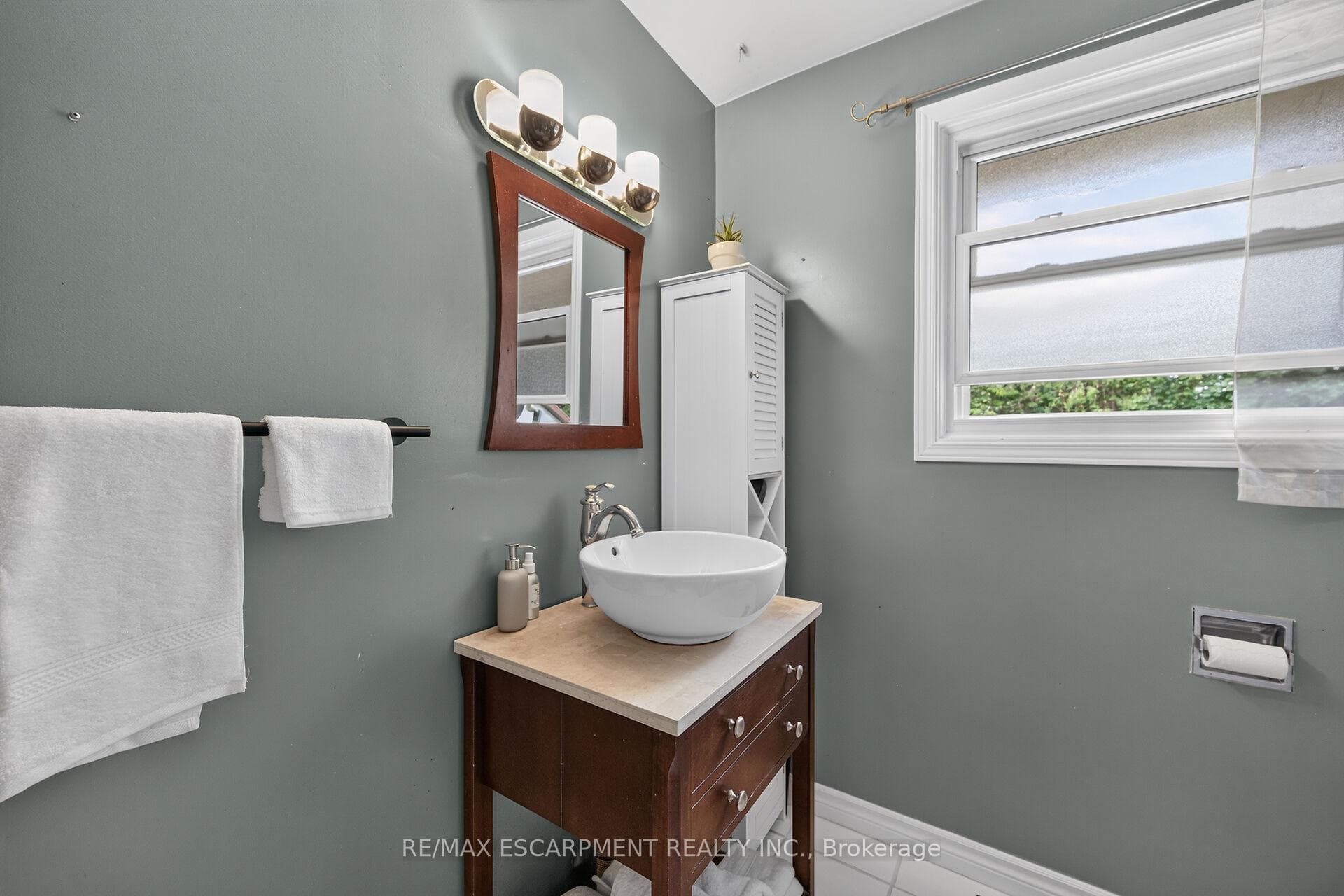 251 Mackenzie Crescent photo 26