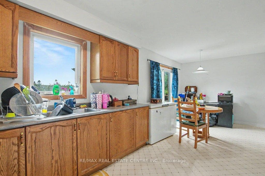 2100 Kevin Crescent photo 13