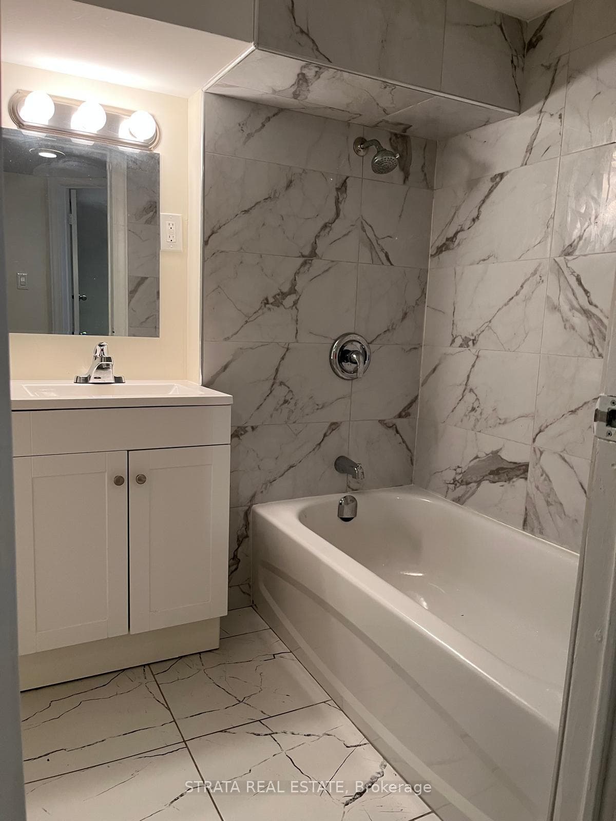 220 Holborne Avenue photo 26