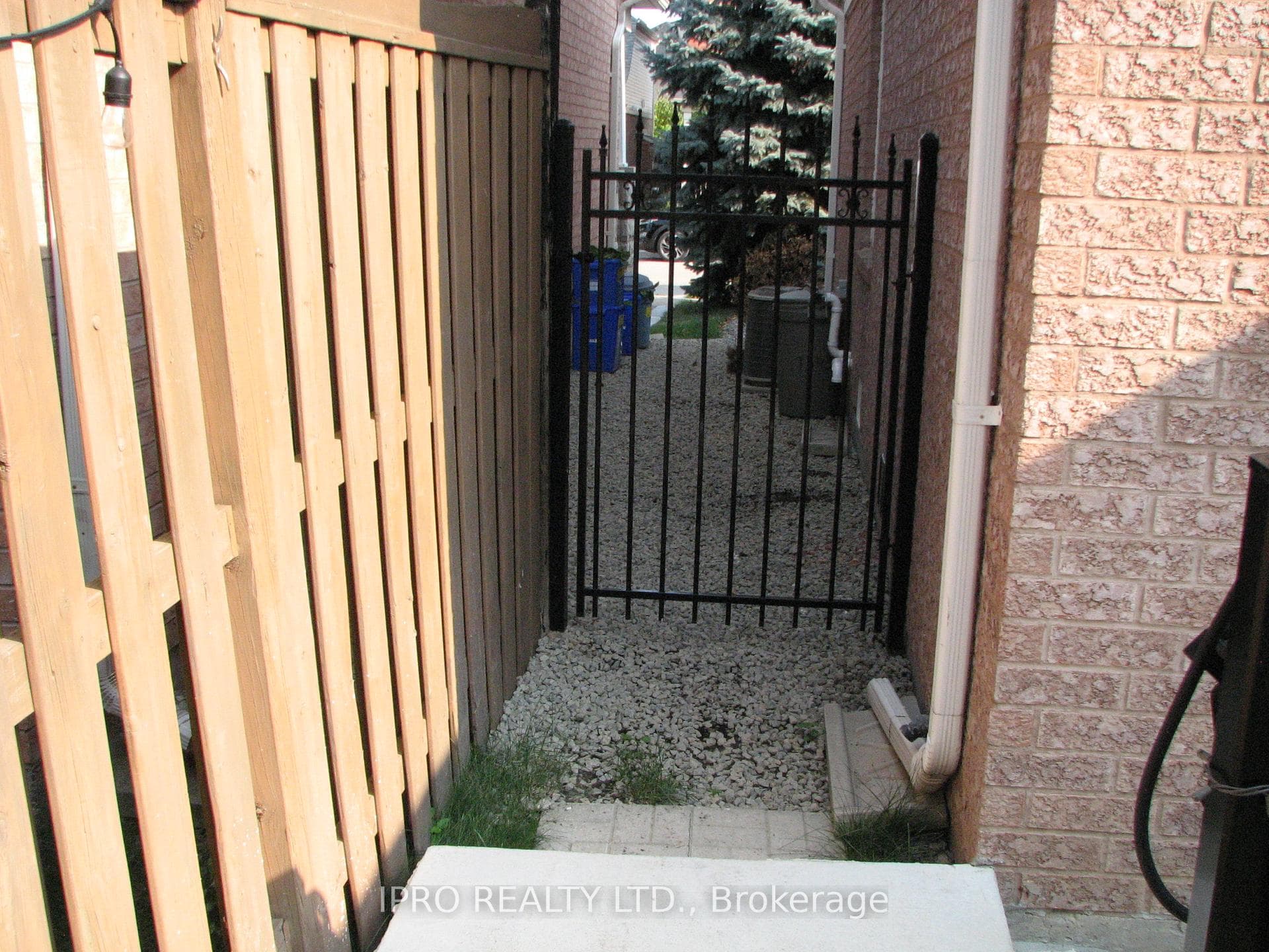 1343 Marshall Crescent photo 21