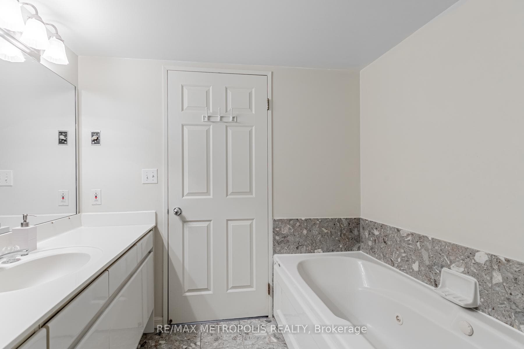 7 Carlton Street Unit 601 photo 20
