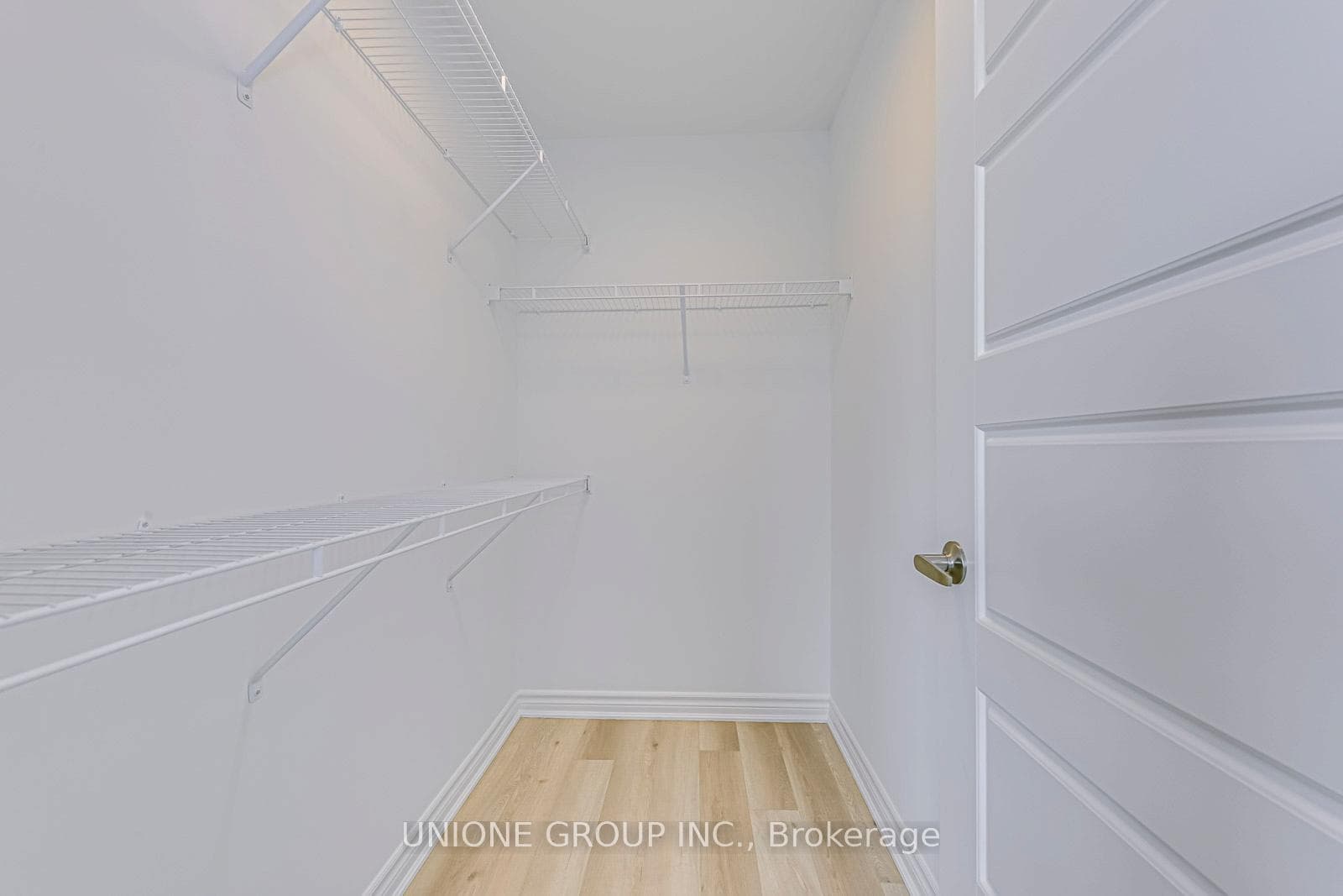 3038 Merrick Road photo 8