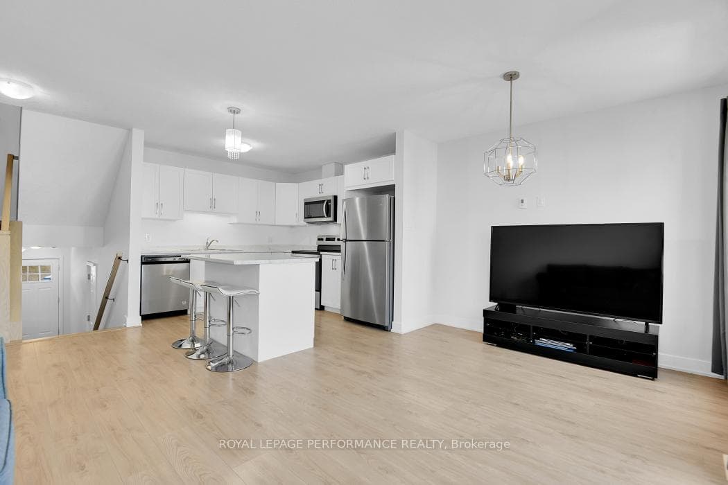 30 WHITCOMB Crescent photo 9