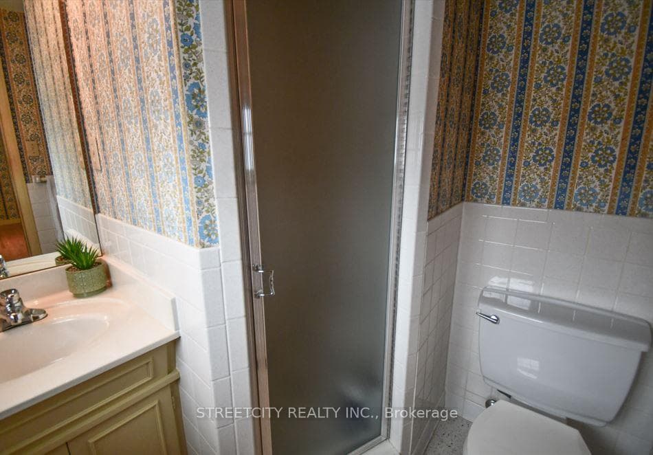 454 Village Green Avenue photo 21
