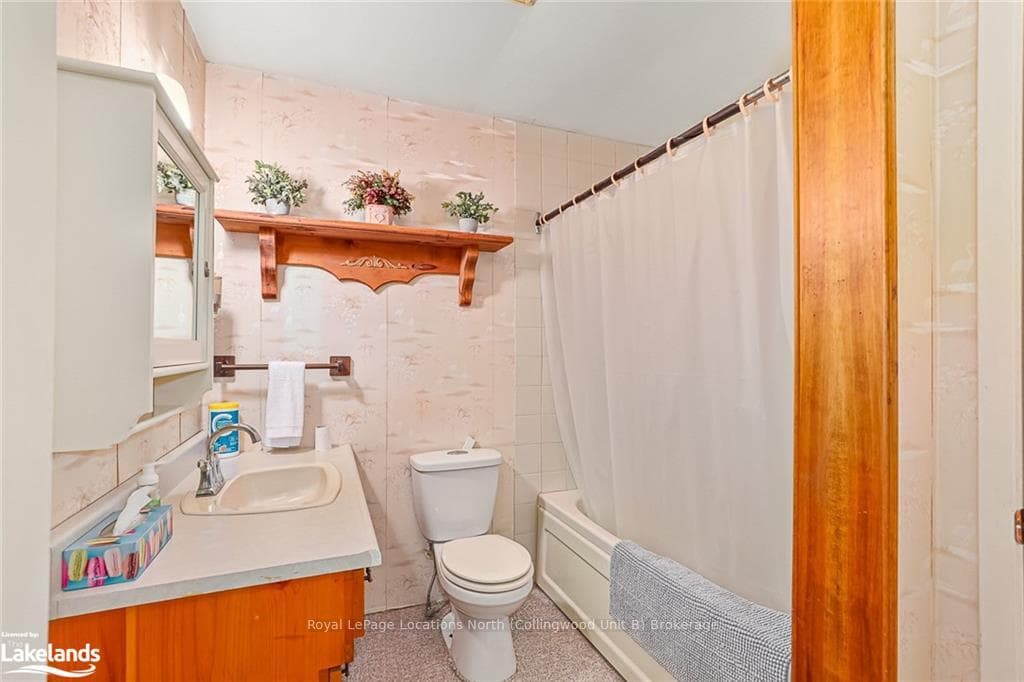 110 MARTIN Grove photo 21