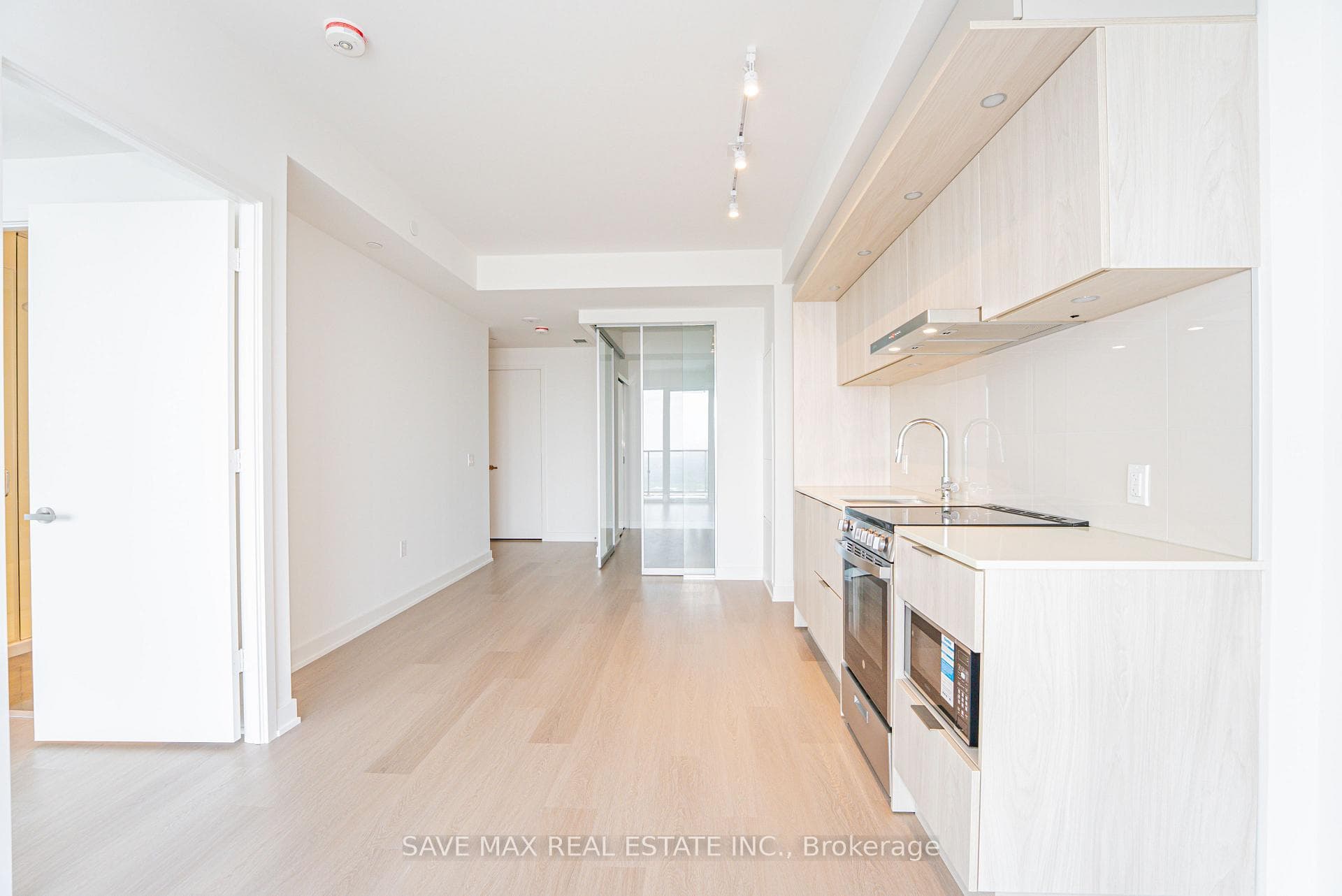 448 Burnhamthorpe Road Unit 6701 photo 11