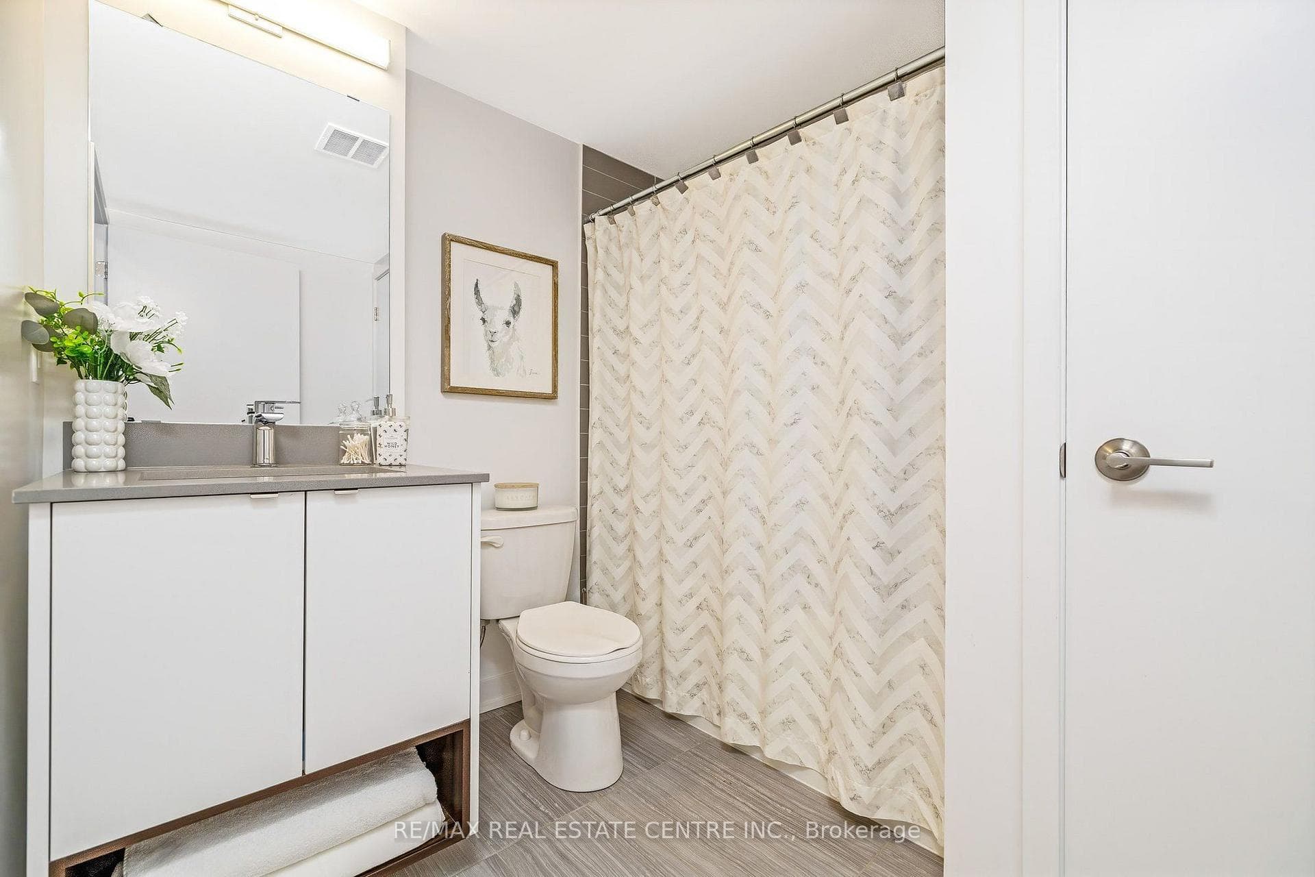 4pc bathroom, with laundry