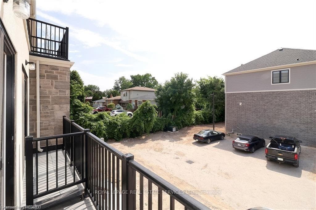 383 Dundas Street Unit 11 photo 24