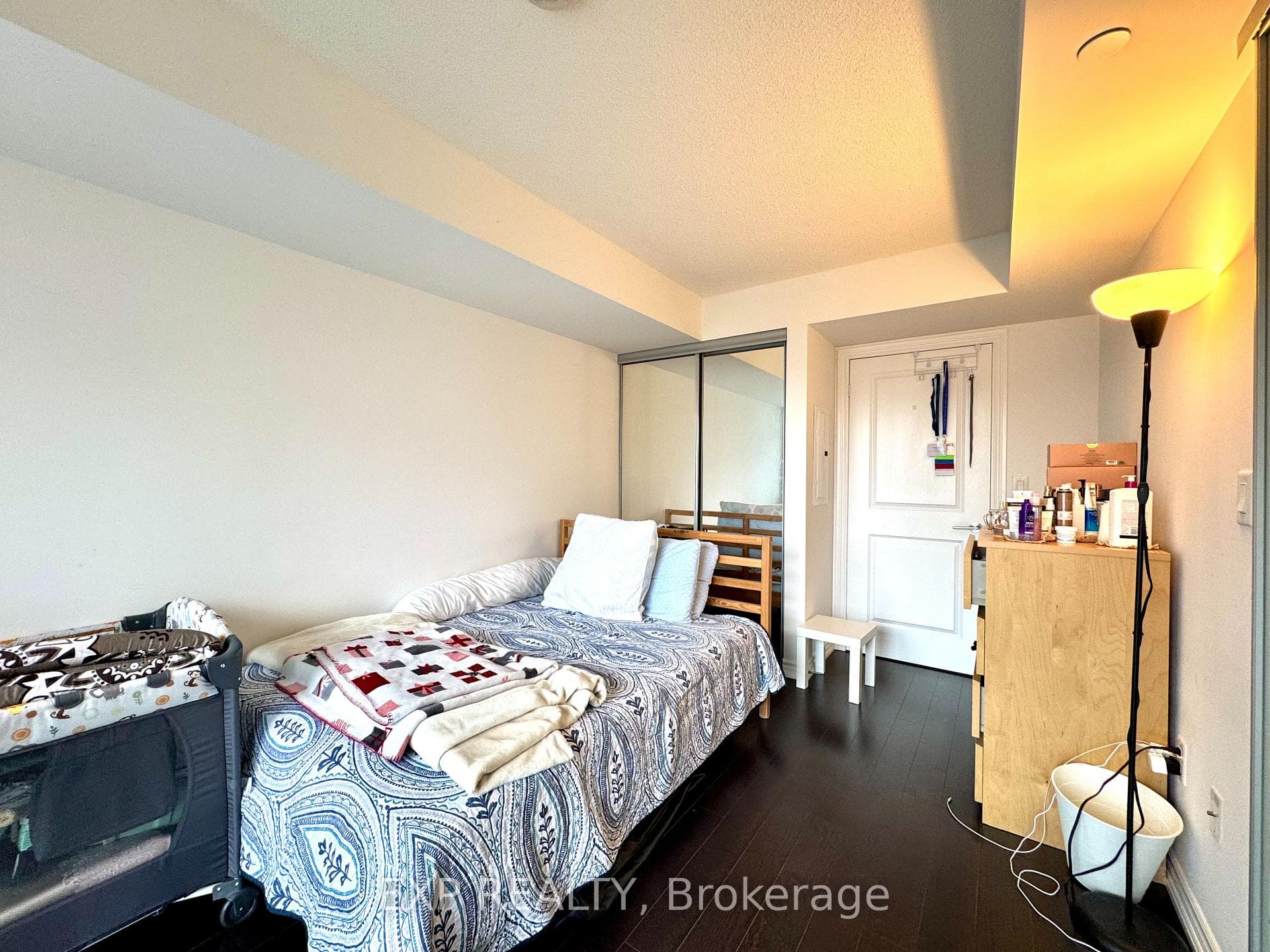 386 Yonge Street Unit 1512 photo 11