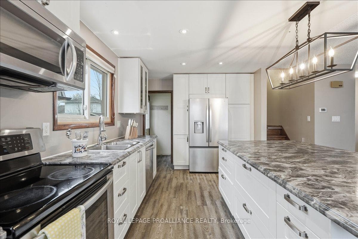 607 Bridge Street photo 17