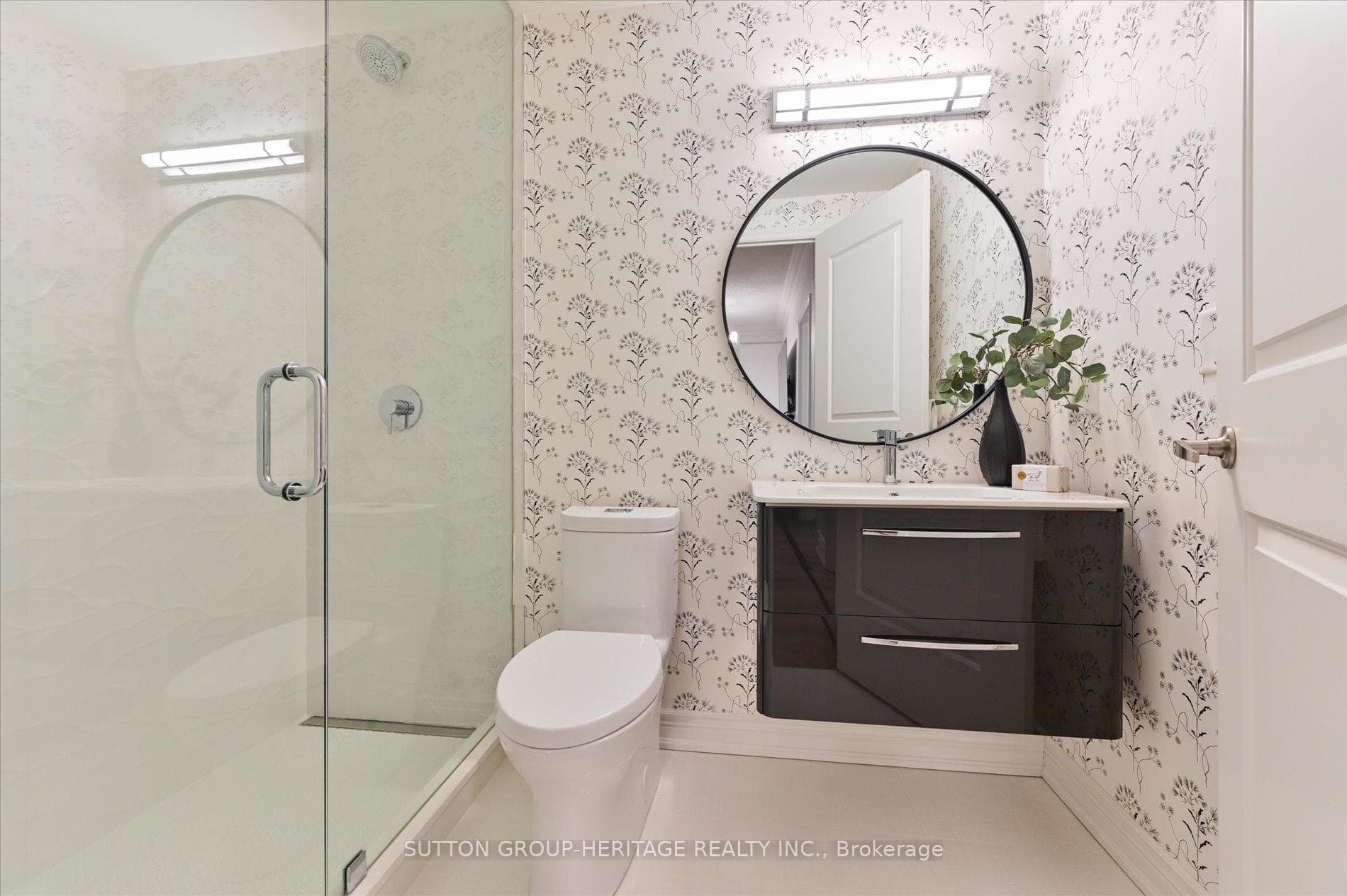 Fully Renovated Main Bathroom