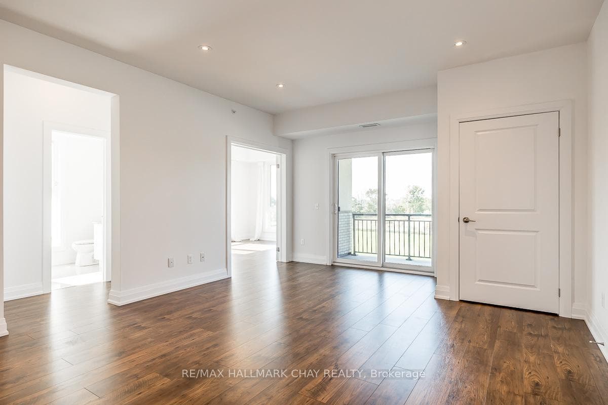 299 Cundles Road Unit 402 photo 11