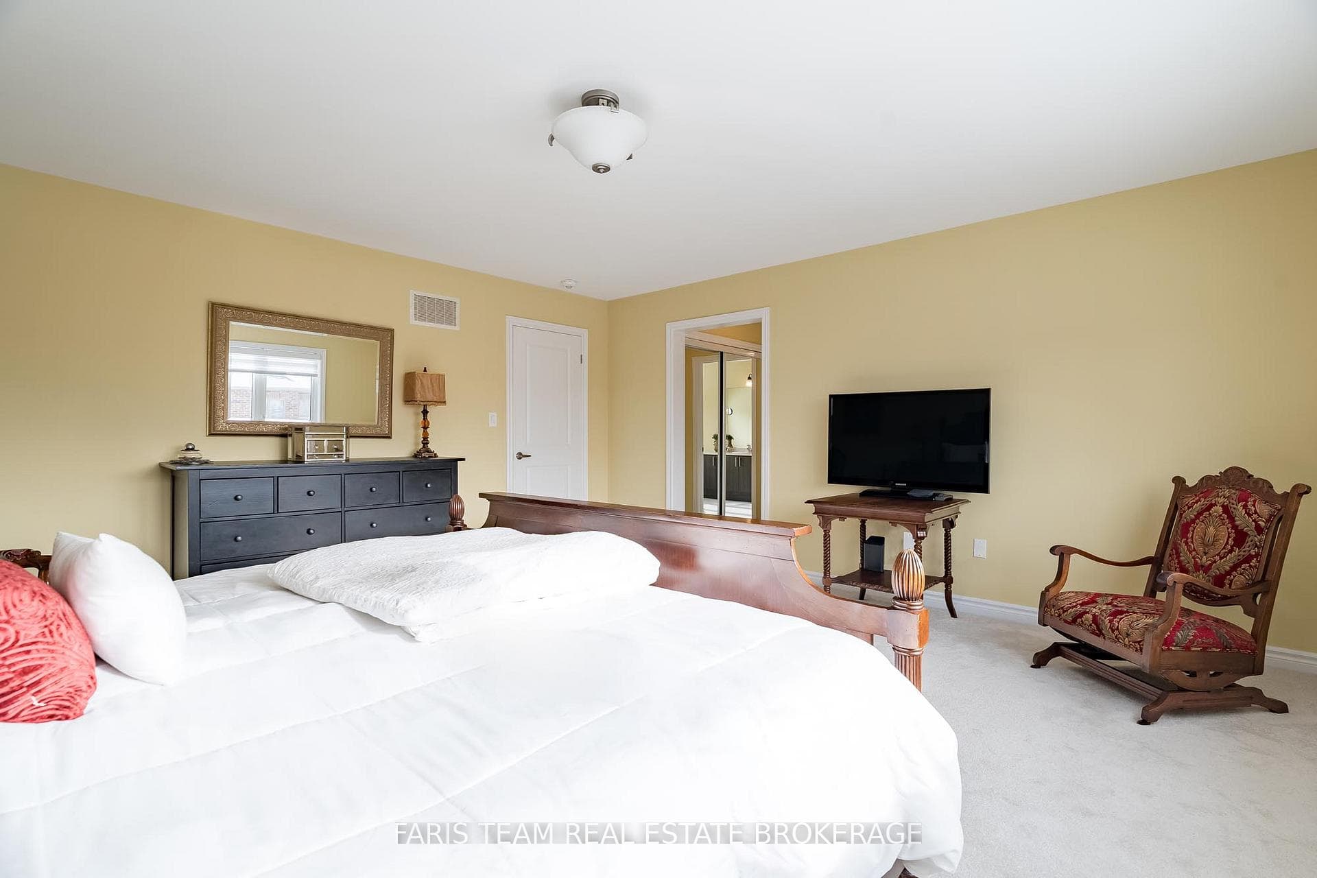 1041 Wickham Road photo 26