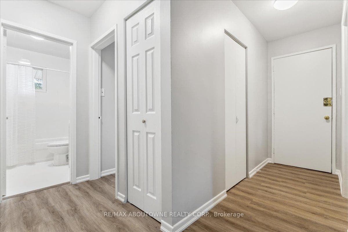 2344 Queensway Drive Unit 4 photo 23