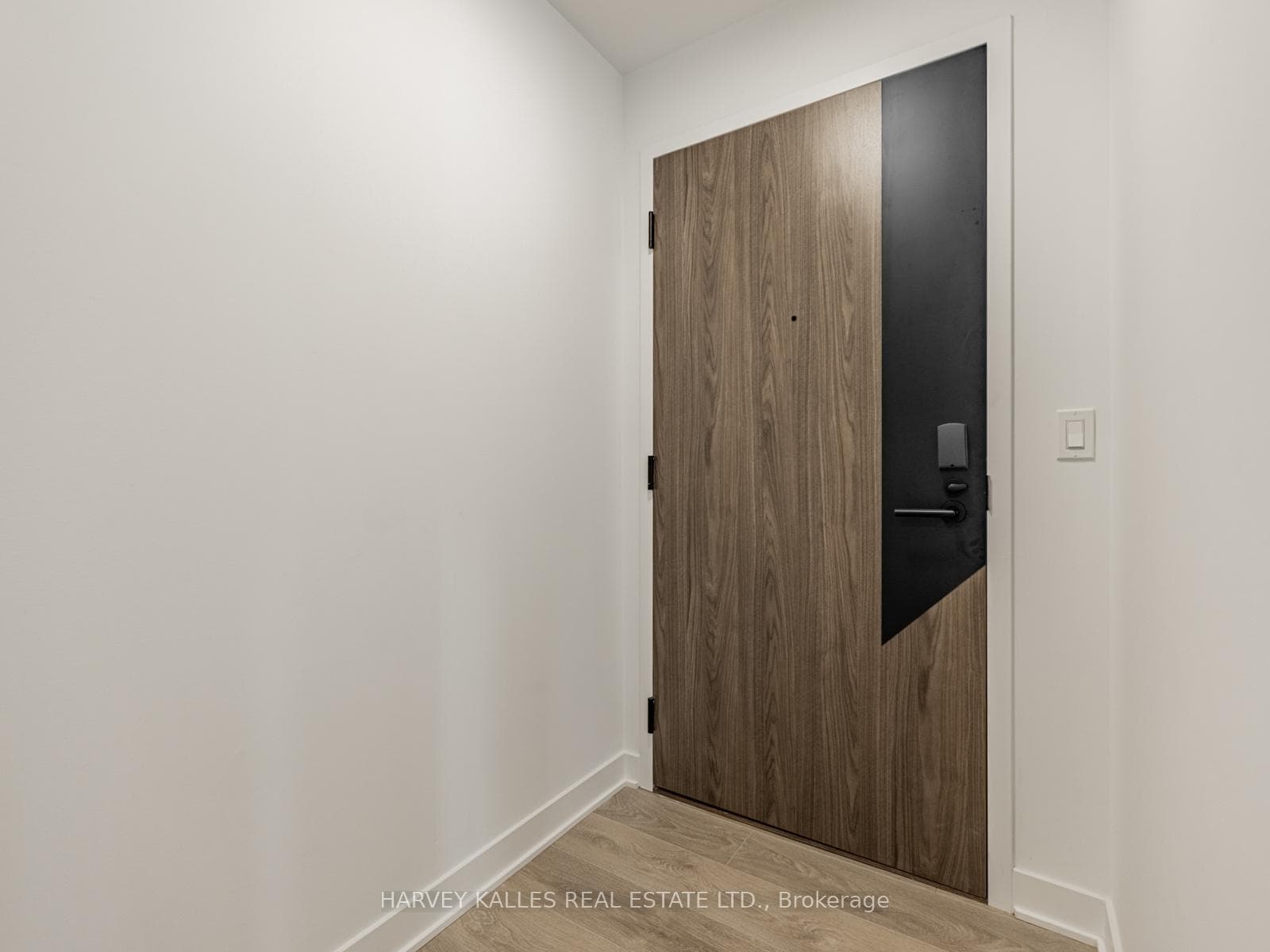 1037 The Queensway N/A Unit 425 photo 3
