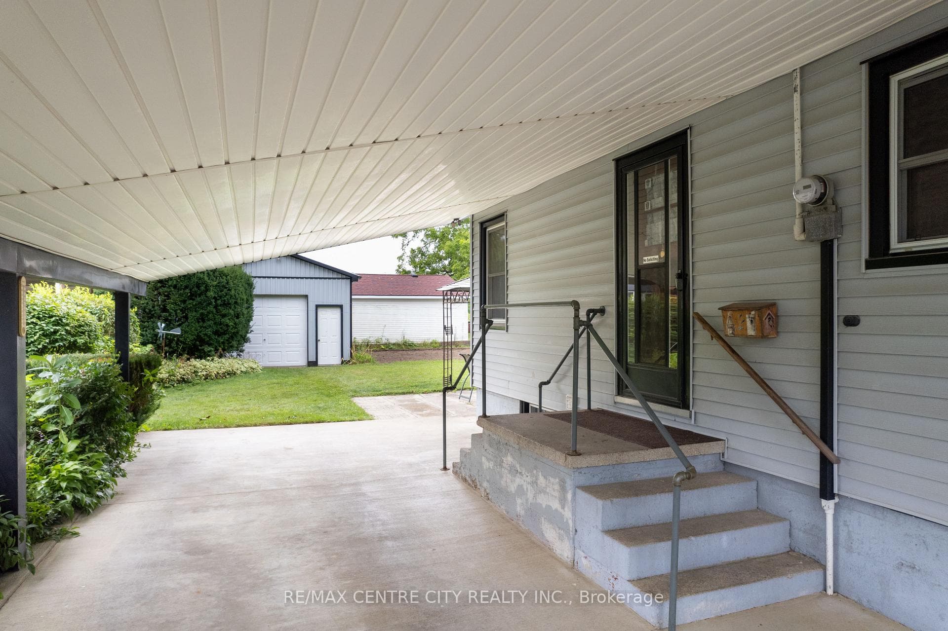 2571 Queen Street photo 6