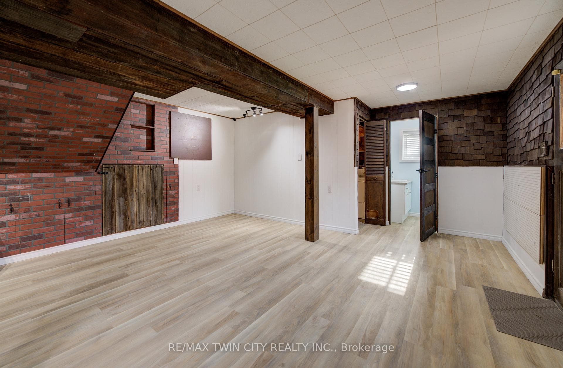 Basement w/ Walk-Up