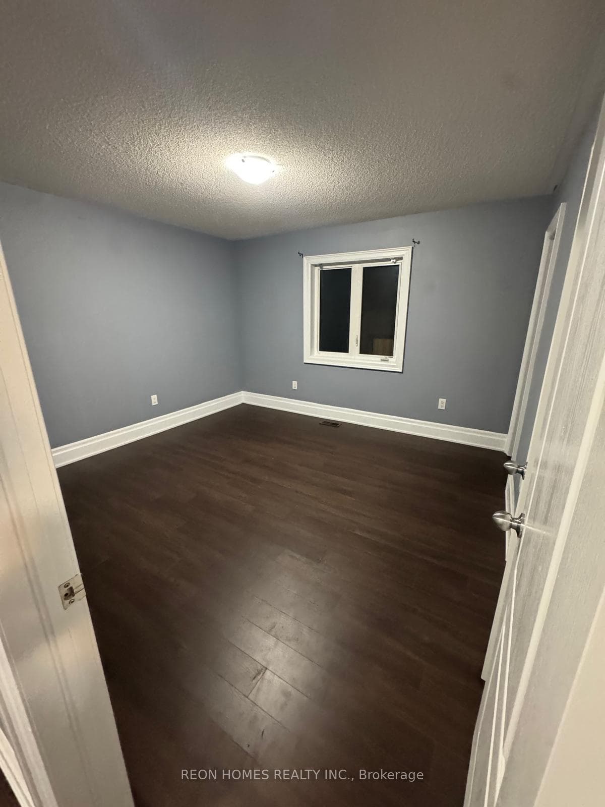 98 Decarolis Crescent photo 4