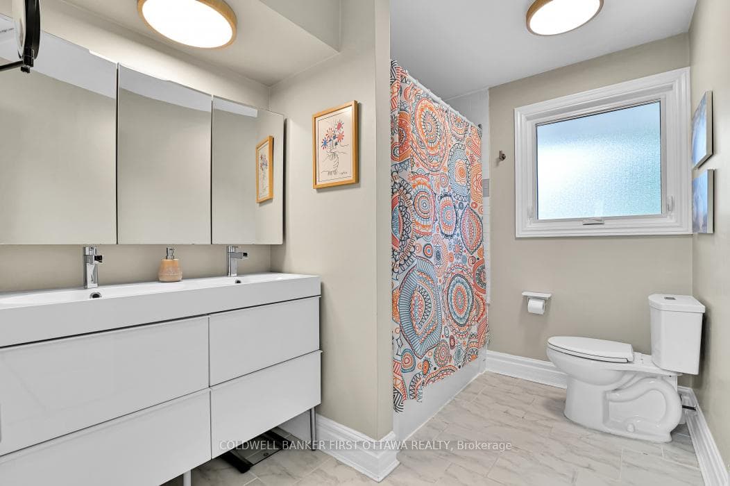 580 Duff Crescent photo 18