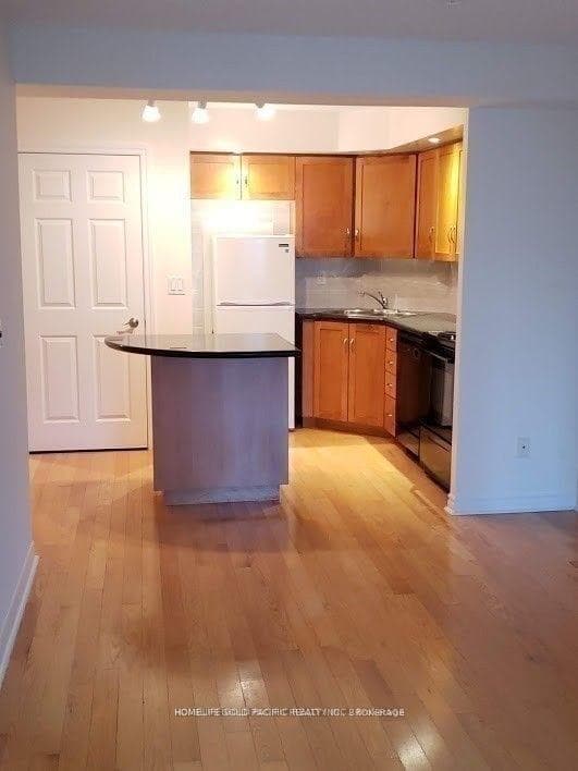 250 Wellington Street Unit 930 photo 8