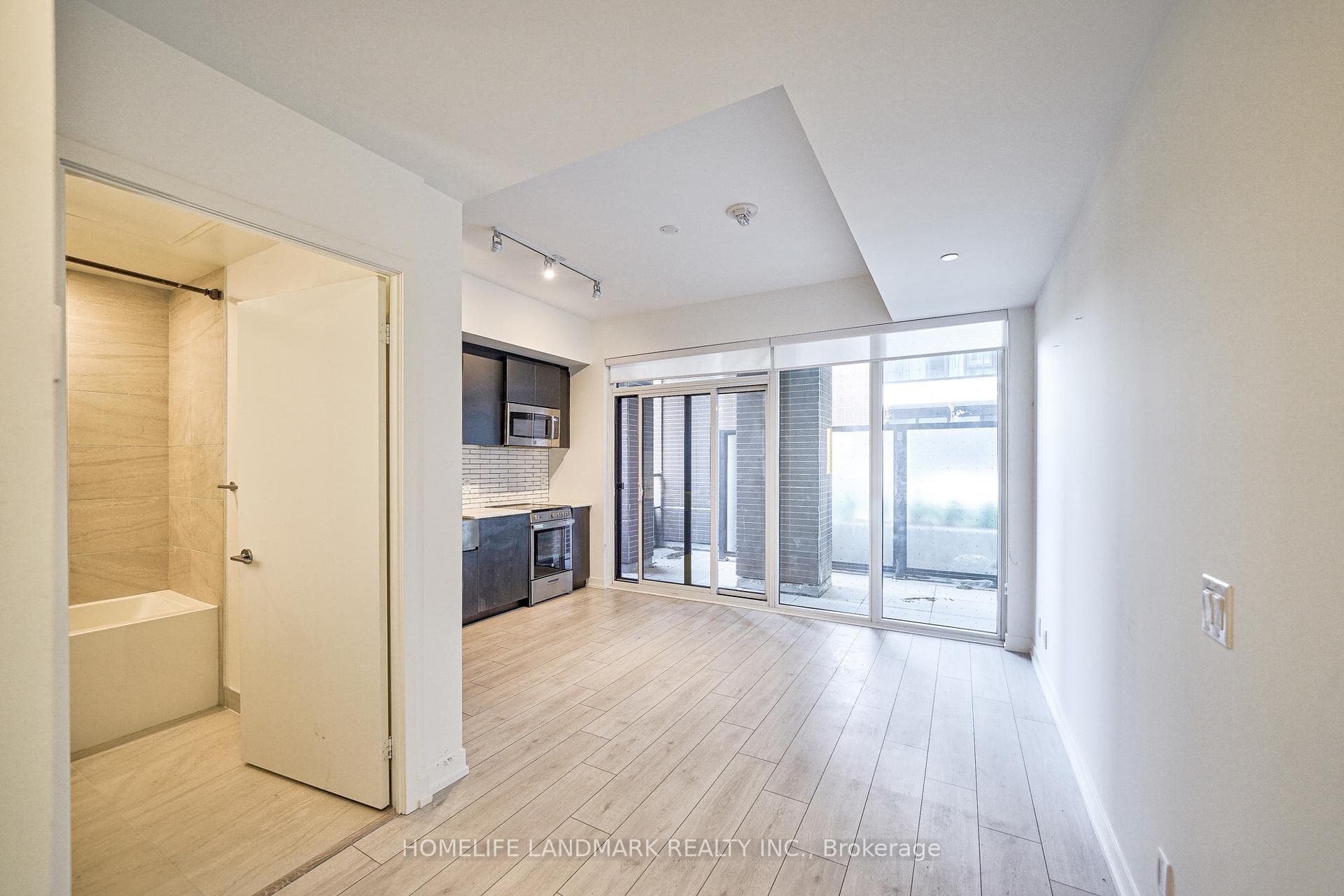 270 Dufferin Street Unit 209 photo 3