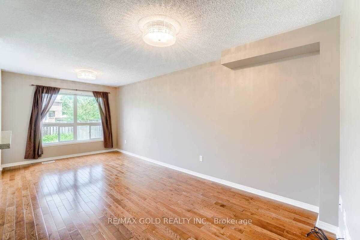 2490 Newcastle Crescent photo 7