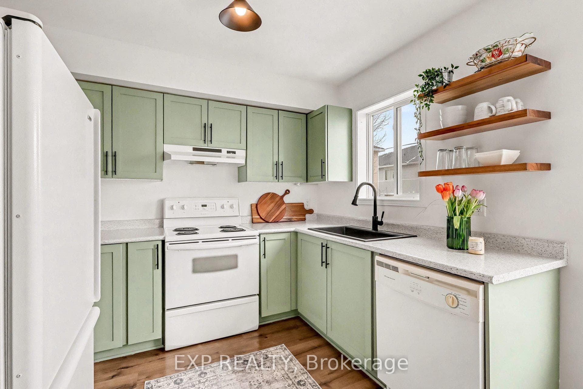 211 Gershwin Private photo 15