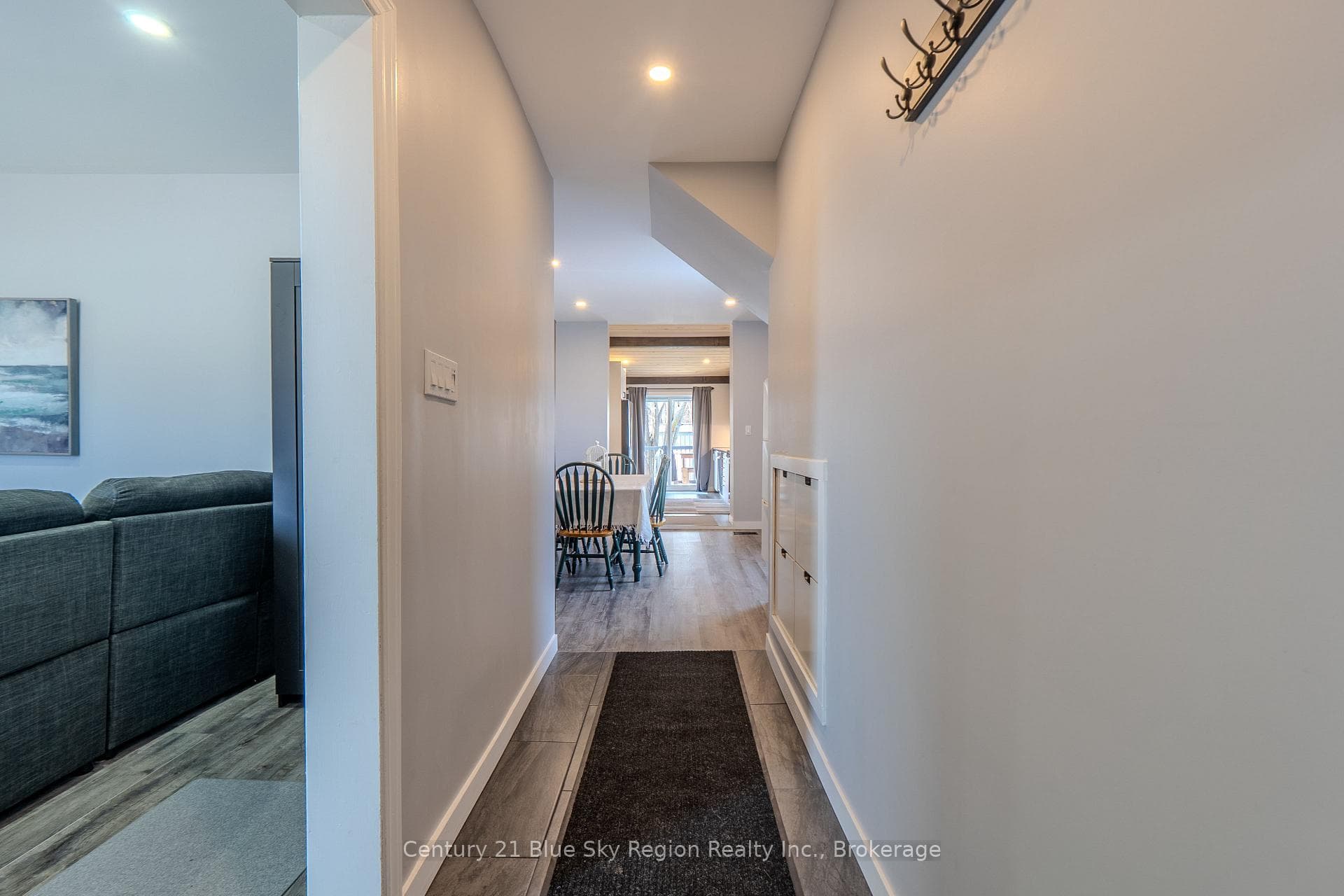 647 Douglas Street photo 4