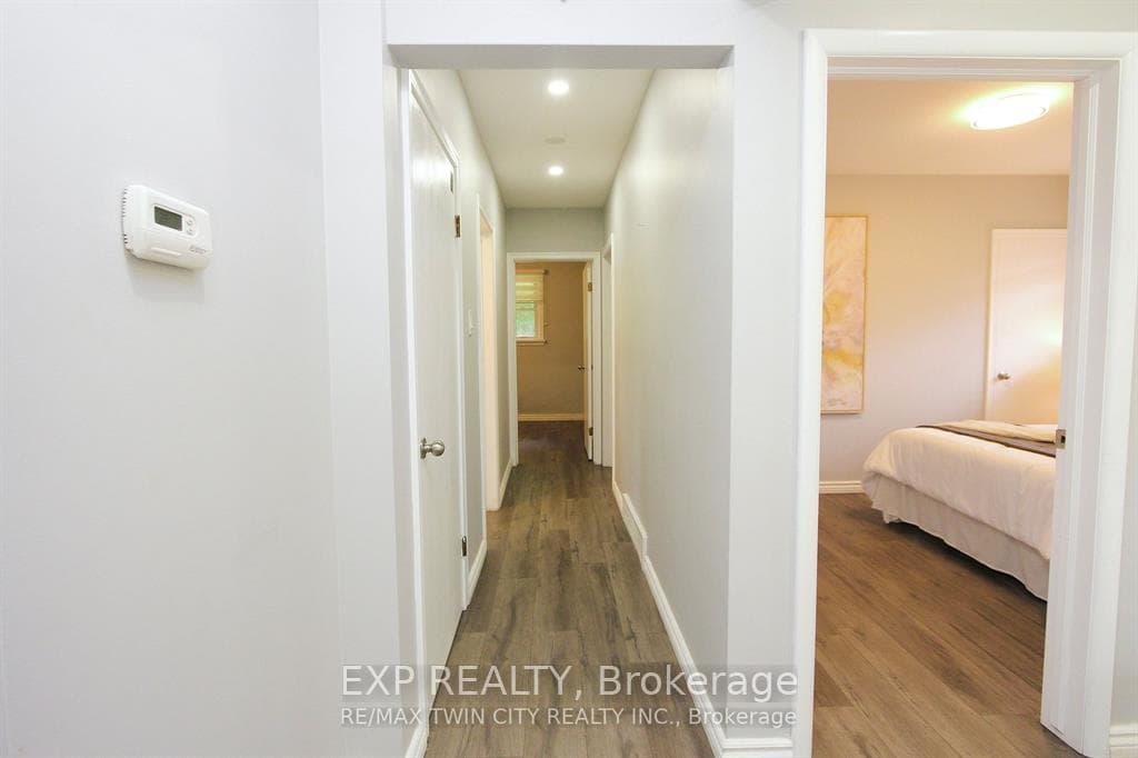 284 Cedar Crescent photo 14