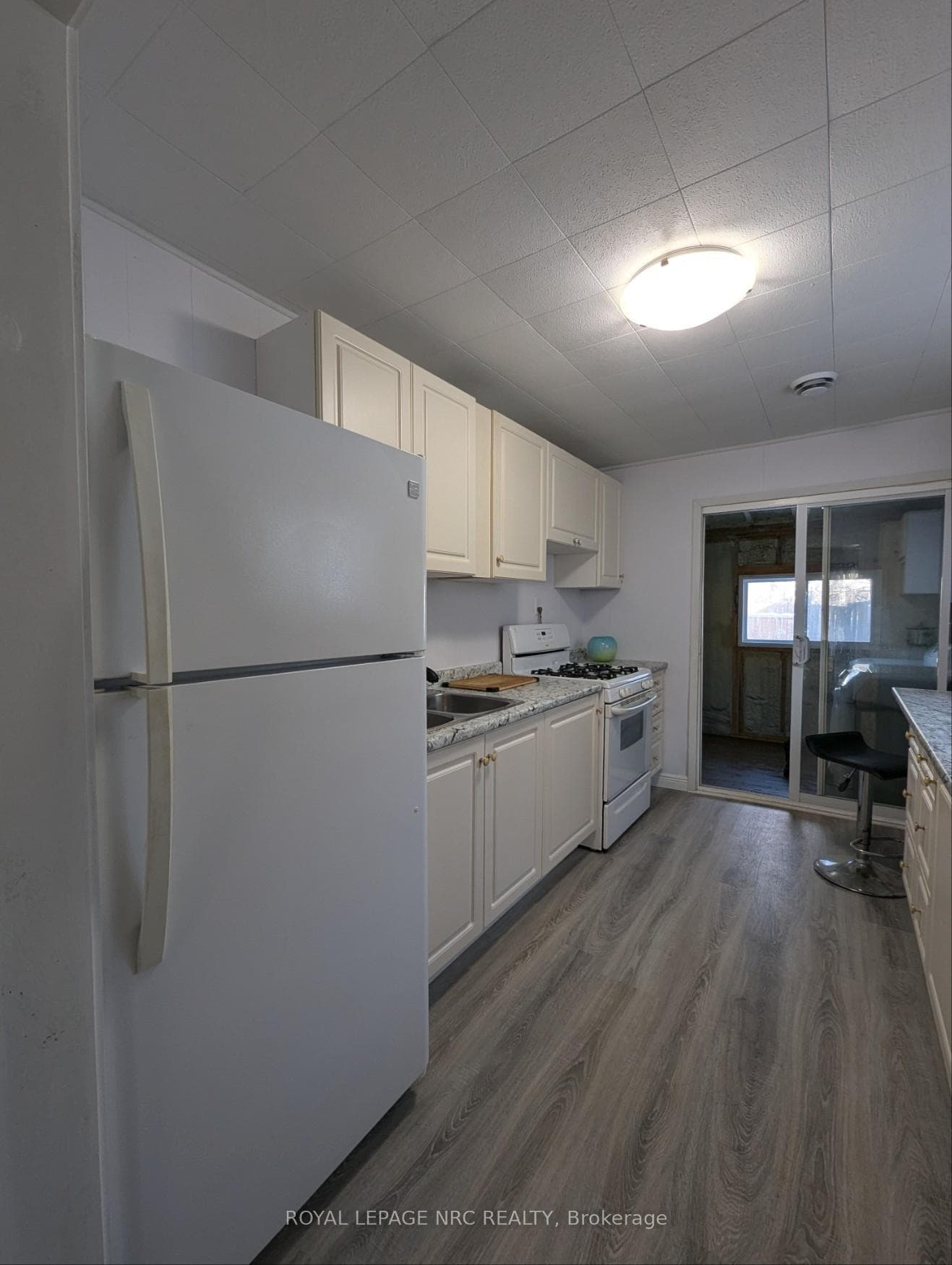 Kitchen leads to laundry & back door/yard