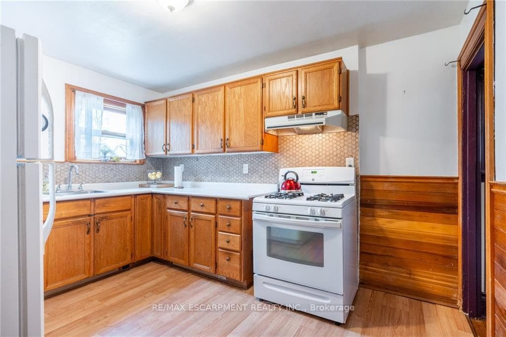 90 Graham Avenue photo 16