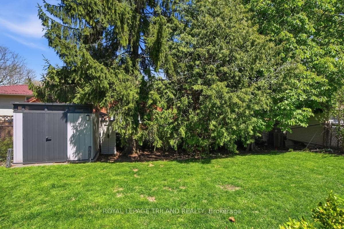 255 Highview Crescent photo 37