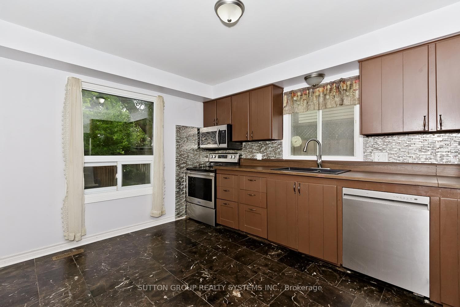 821 Laurier Avenue photo 9