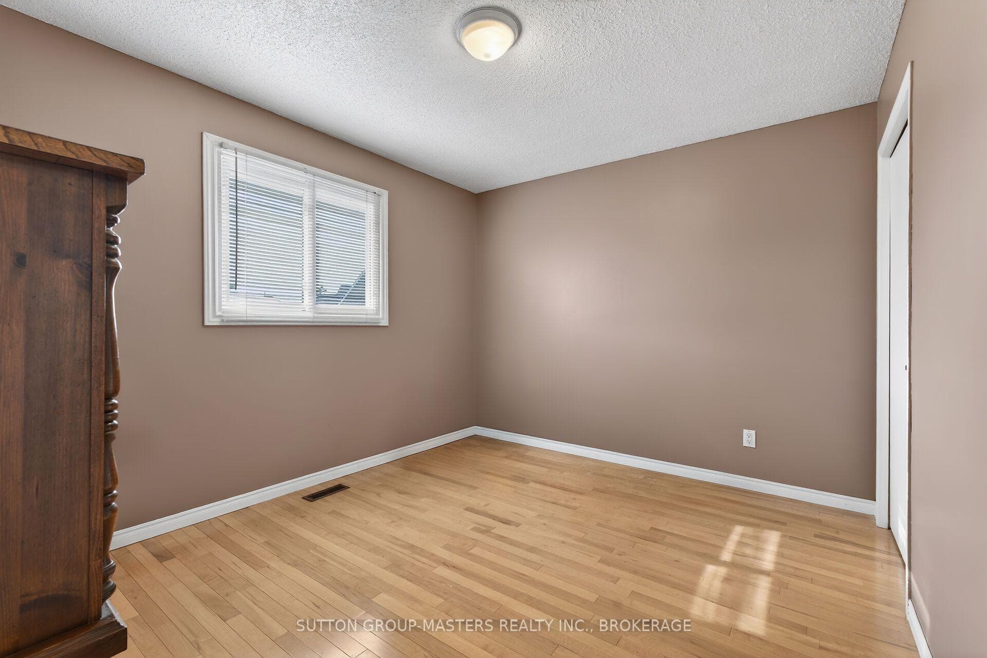 1080 Palmerston Crescent photo 19