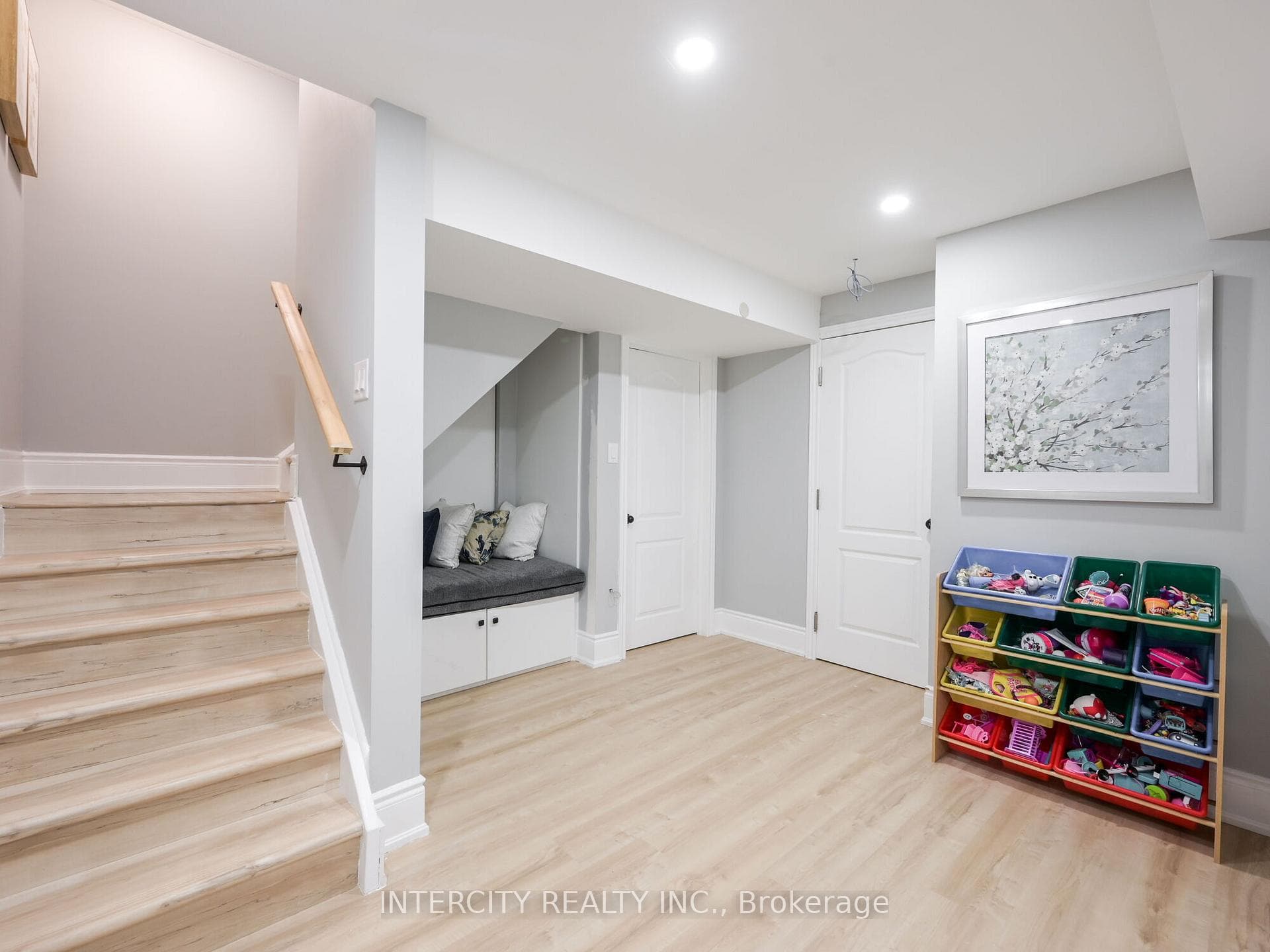 180 Newhouse Boulevard photo 30