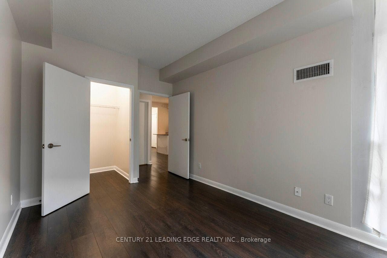15 Bruyeres Mews Unit 517 photo 10