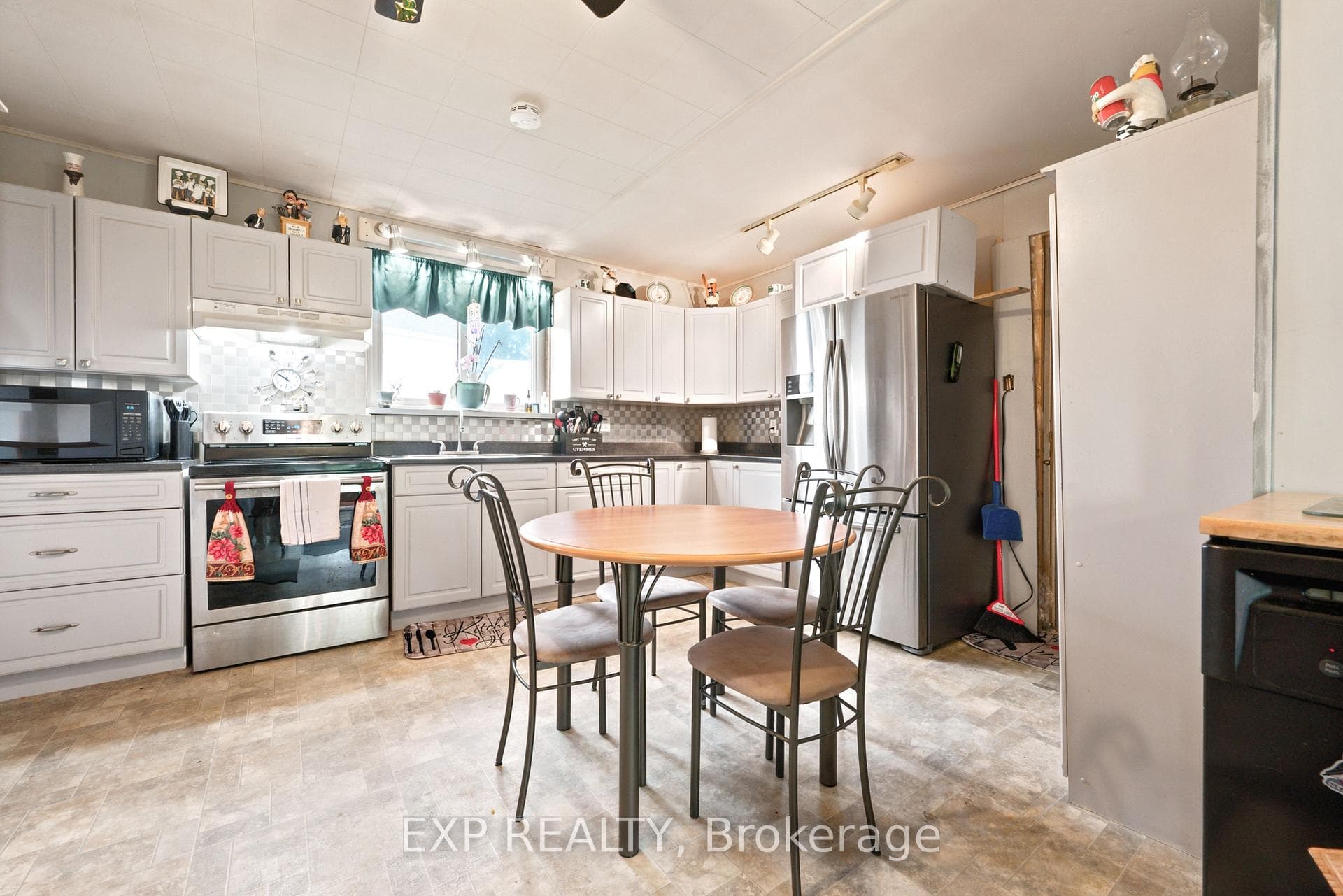 111 MACDONALD Street photo 16