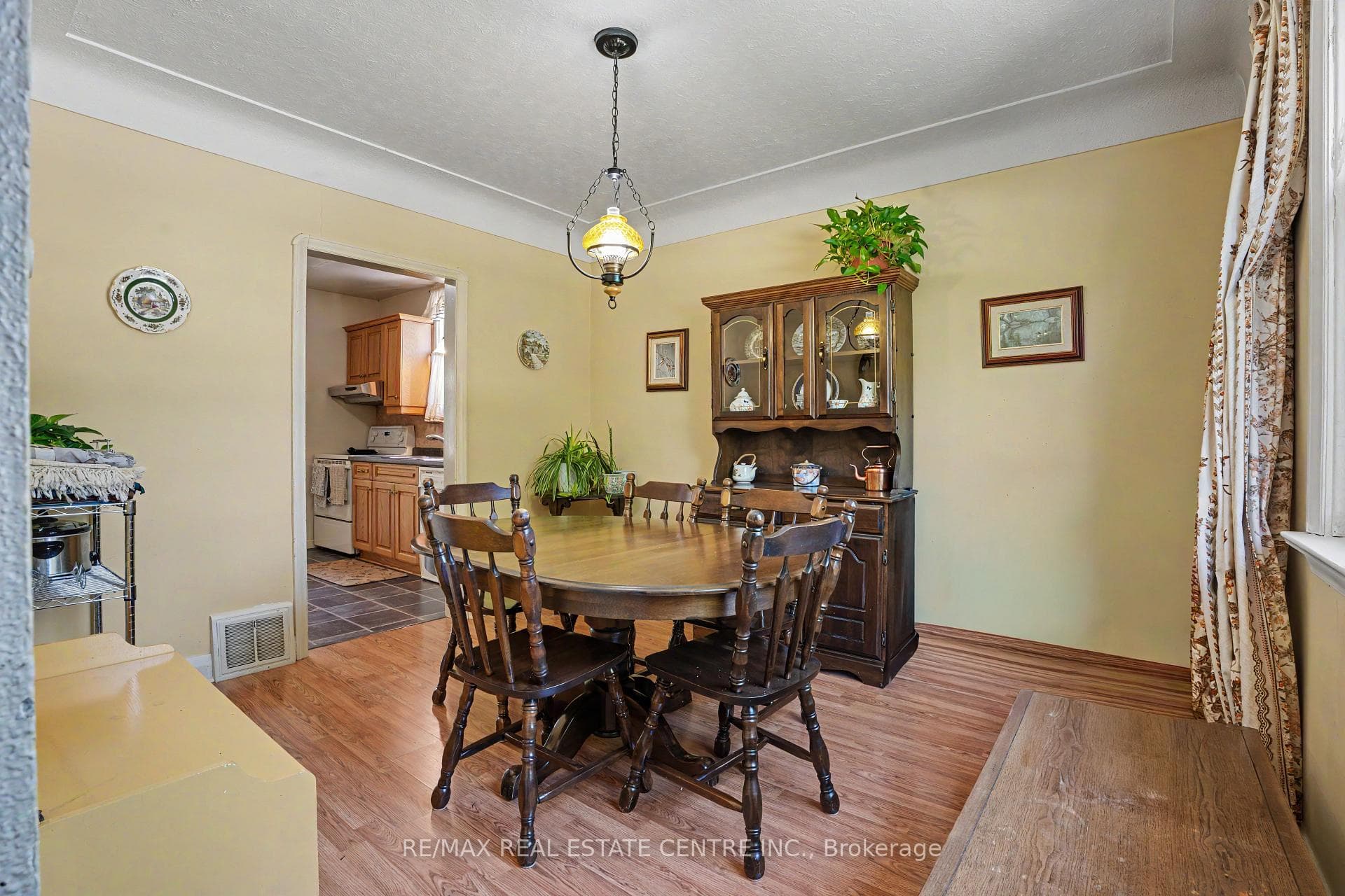 2068 Wellington Avenue photo 13